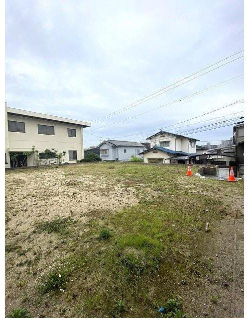 府中町八幡4丁目　土地の外観|ひな壇の土地です。道路の通行者と目線の高さが違うため、プライベート感が高まりのびのび暮らせます。