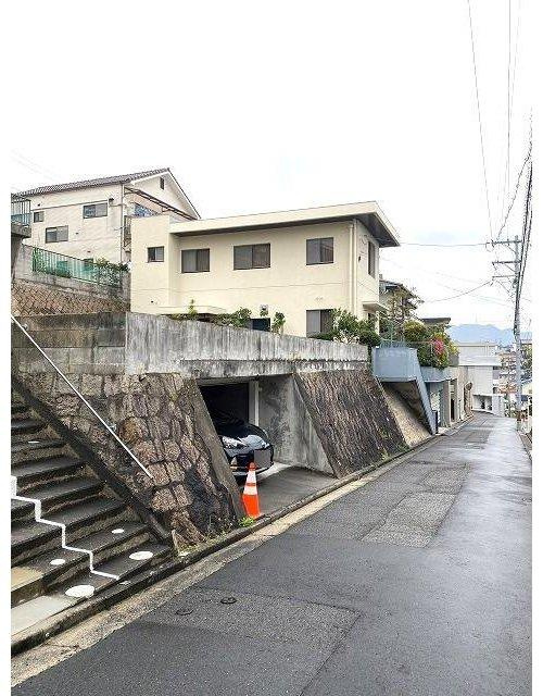 府中町八幡4丁目　土地の前面道路含む現地写真|（2024年4月北西側から撮影）西側の前面道路は府中町道となります。幅員は約4.1ｍです。
