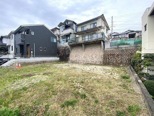 府中町八幡4丁目　土地の外観|ライフラインは公営上水、公営下水、都市ガスです。更地のため即日のお引渡しが可能です。