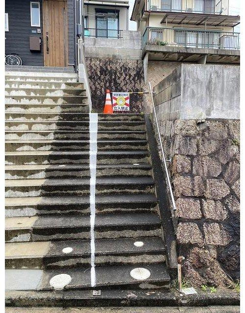 府中町八幡4丁目　土地の外観|対象不動産は画像右側です。およその境界線は白いラインです。