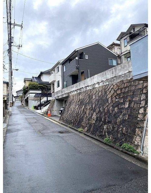 府中町八幡4丁目　土地の前面道路含む現地写真|（2024年4月南から北側を撮影）近隣にお住まいの方が利用される道路のため車の交通量は少なく安心です