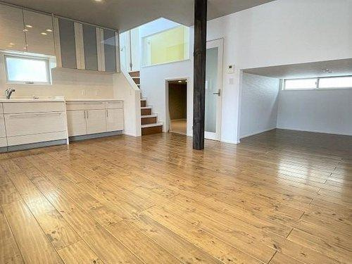 府中町青崎東　一戸建ての居間・リビング|スキップフロアを生かした2階リビングです。約15帖の広さがあります。