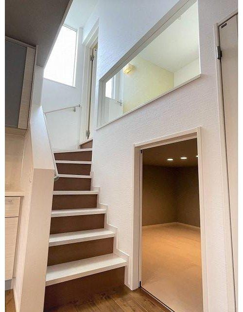 府中町青崎東　一戸建ての収納|小屋裏スペースへの階段は吹き抜けになっており明るい雰囲気があります。