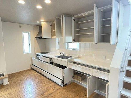 府中町青崎東　一戸建てのキッチン|作り付けの収納で食器類もしっかり収納できます。お掃除も楽々なIHクッキングヒーターがついています。