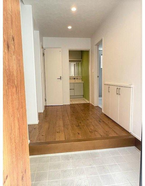 府中町青崎東　一戸建ての玄関|広々とした玄関ホールです。土間部分も広く濡れたものも気兼ねなく置いておけます。