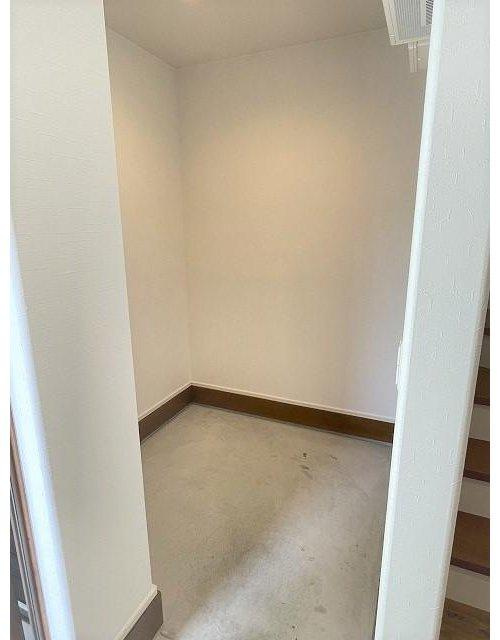 府中町青崎東　一戸建ての収納|1坪サイズの土間収納です。仕切りがないためアウトドア用品や自転車なども楽に置くことができます。
