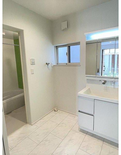 府中町青崎東　一戸建ての脱衣所|清潔感のある白を基調とした洗面所です。窓も付いており換気も安心です。