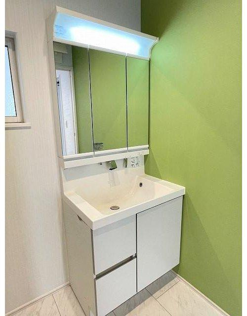 府中町青崎東　一戸建ての洗面所|三面鏡になる洗面化粧台です。