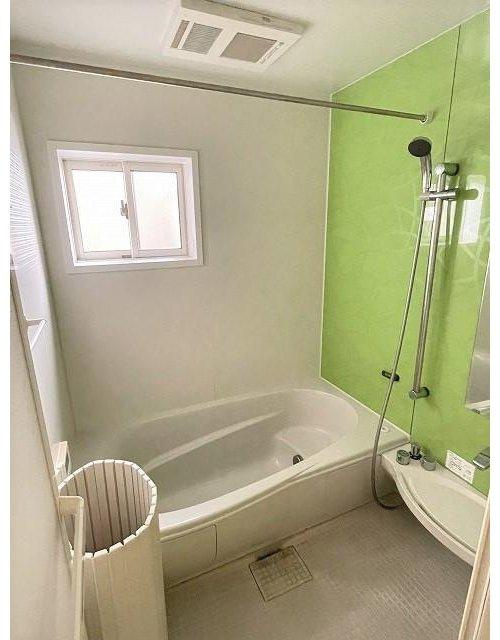 府中町青崎東　一戸建ての浴室|お風呂には雨の日に嬉しい浴室暖房乾燥機もついています。窓もあり換気にも便利です。