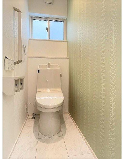 府中町青崎東　一戸建てのトイレ|トイレはシャワー機能付きです。換気に便利な窓も付いています。