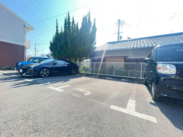 高槻市芝生町３丁目のアパートの駐車場