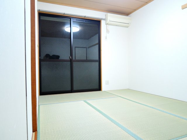 高槻市芝生町３丁目のアパートの居間・リビング