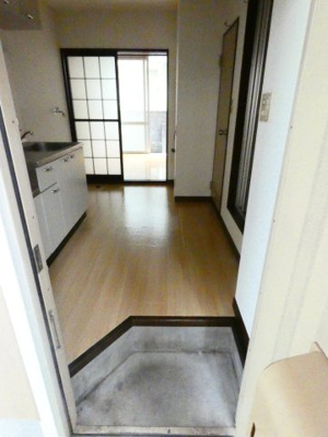 【玄関】 | ウエストハウス | シューズボックスのある玄関です