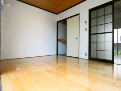 【居間・リビング】 | ウエストハウス | 洋室は6.0帖あります。（エアコン付き）