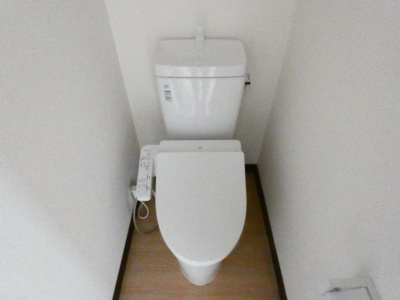 【トイレ】 | ウエストハウス | 温水洗浄便座完備です。