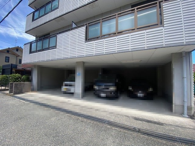 コスモみやびの駐車場