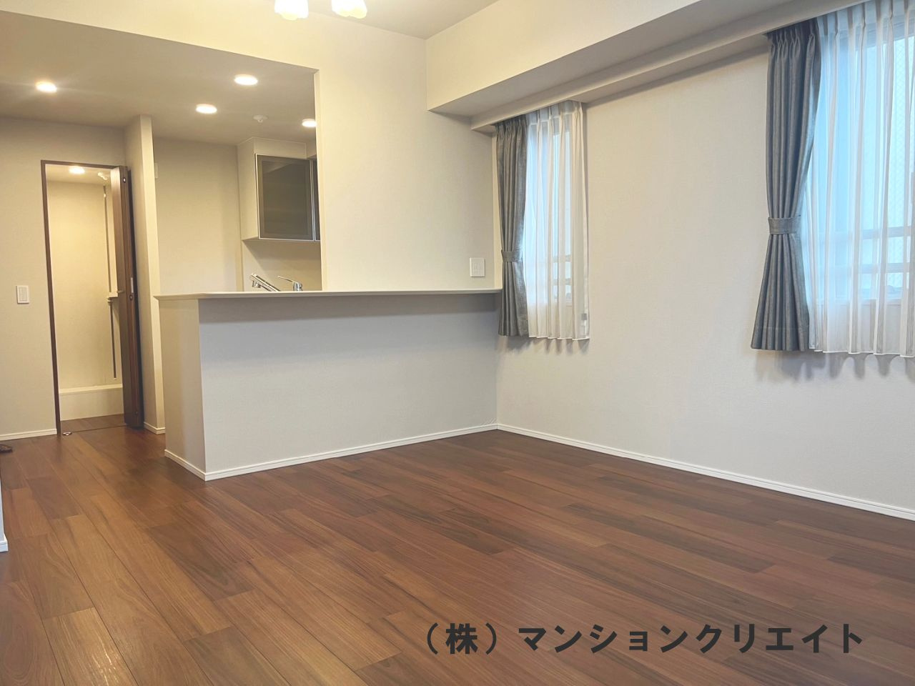 デュオヒルズ福井駅前の居間・リビング|リビング側から見たキッチン