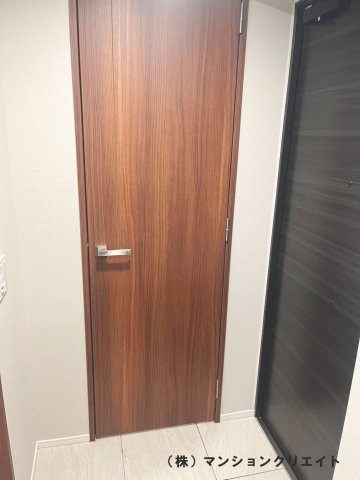 デュオヒルズ福井駅前の玄関|内玄関です（茶色の扉はシューズインクローゼット入り口です）