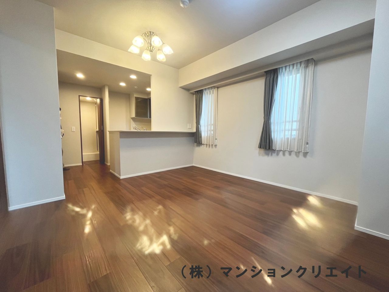 デュオヒルズ福井駅前の居間・リビング|リビング側から見たキッチン