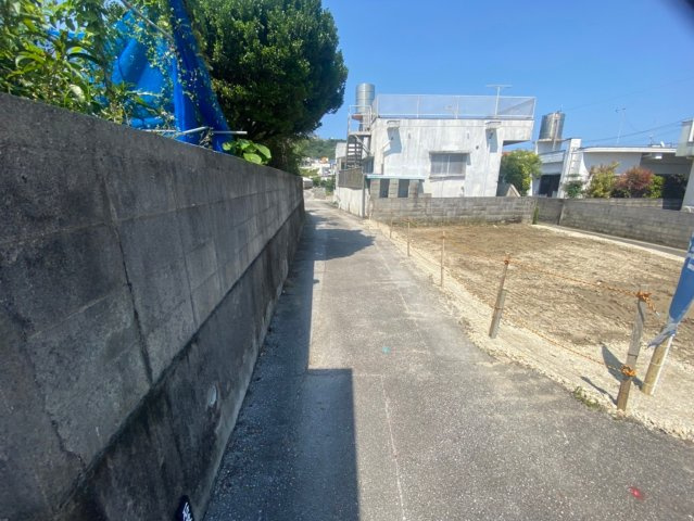 うるま市塩屋　売地の前面道路含む現地写真