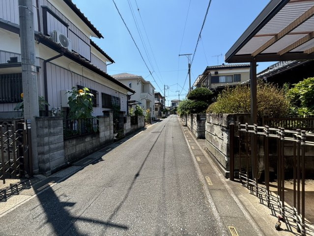 北本市中丸5丁目　中古一戸建ての前面道路含む現地写真