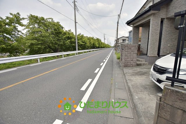 久喜市砂原１丁目　中古一戸建ての前面道路含む現地写真