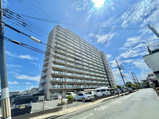 Mプラザ枚方弐番館の外観|新しい生活にいかがでしょうか？外観はお住まいの顔になります。こだわりたいポイントですね。水回りリフォームやリノベーションも承ってます。
■現地見学・資金計画相談・住宅ローン相談もお問合せ受付中■