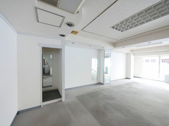 木津川市役所前店舗事務所の内装