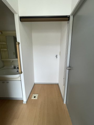 【その他】 | ル・モンドA | ロールスクリーン付きの洗濯機置き場！来客が有ったら隠せる便利さ！！