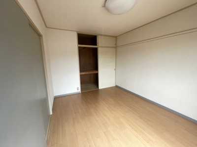 【収納】 | ル・モンドA | 床から天井まで収納力がある押入れ