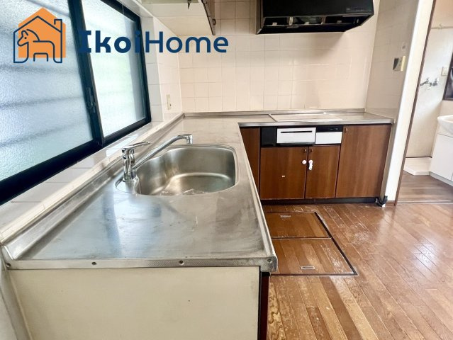 明石市藤江　中古一戸建の居間・リビング|キッチン同色のカップボードご依頼を受けることが多いです。地震に強く、スッキリとおしゃれです