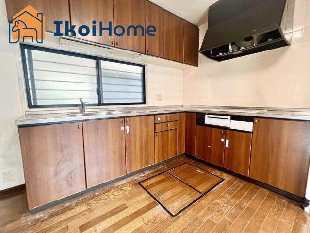 明石市藤江　中古一戸建の居間・リビング|●年中無休：当日予約可●　広いオープンキッチンなのでご一緒にお料理も楽しめますね。