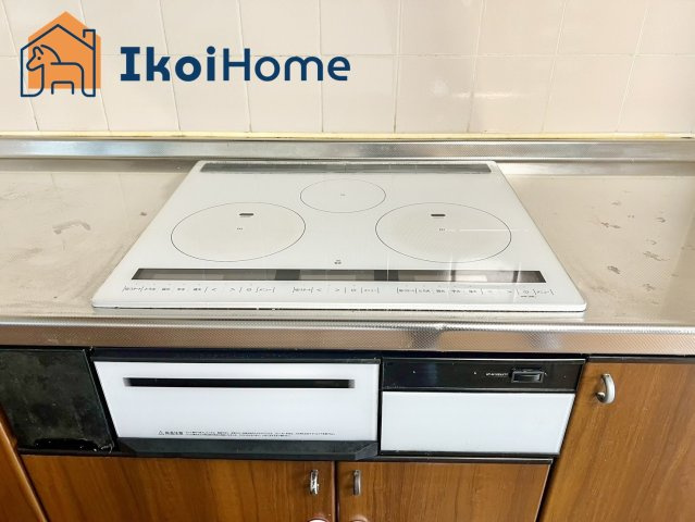 明石市藤江　中古一戸建のキッチン|●年中無休：当日予約可●　IHキッチンはお手入れが簡単で高火力で加熱が早く便利です。