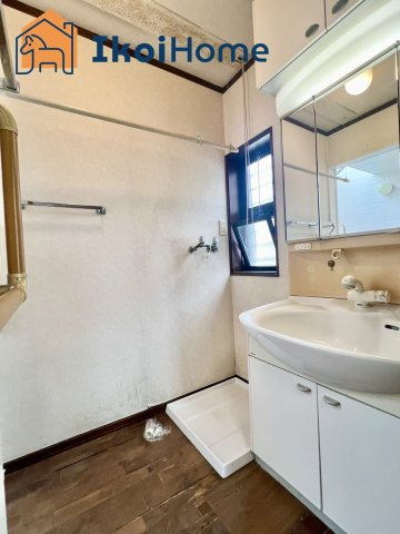 明石市藤江　中古一戸建の洗面所|収納が少ないので、吊戸棚・収納棚・床下収納の追加工事をご依頼頂く事が多いです。