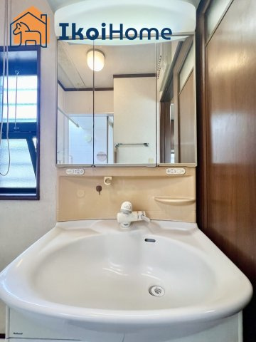 明石市藤江　中古一戸建の洗面所|●年中無休：当日予約可●　洗面はワイドシンクでゆったりと作られています。