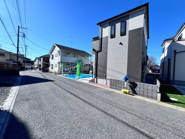 蓮田市関山　新築一戸建て　ハートフルタウン　03の前面道路含む現地写真