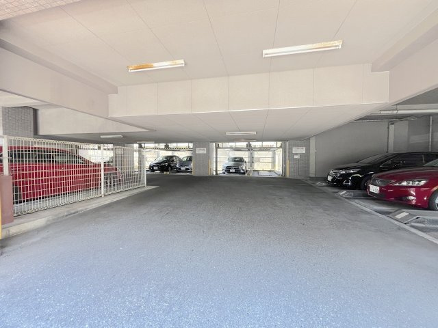 平尾駅前パークホームズの駐車場