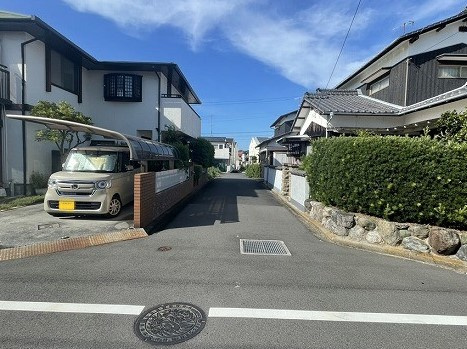 松山市府中土地の前面道路含む現地写真|南側から北へ撮影しました