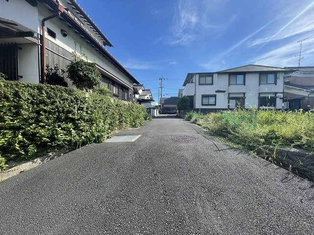 松山市府中土地の前面道路含む現地写真|北側から南へ撮影しました