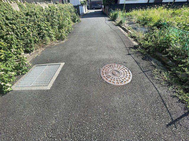 松山市府中土地の前面道路含む現地写真|東側前面道路です