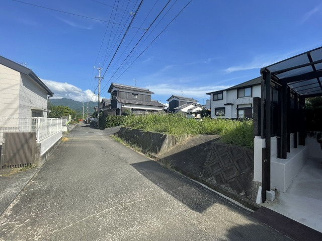 松山市府中土地の前面道路含む現地写真|北西側から撮影しました