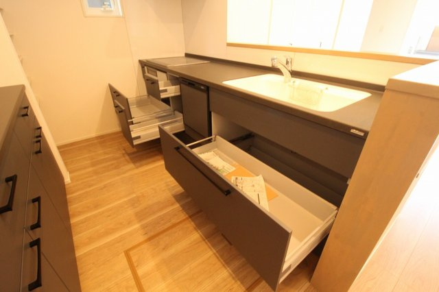 福井町　新築戸建　Ｅ号地（全１9区画）　のキッチン|収納