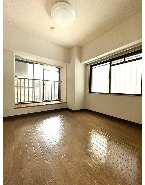 労住協第弐七ビルの洋室