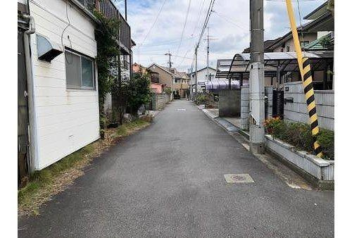 中須賀二丁目土地の前面道路含む現地写真|本物件前面道路写真です。西側より東方向に撮影したものです。
