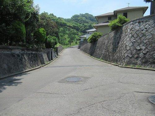 光洋台土地の前面道路含む現地写真|北西側より南東方向に撮影した前面道路写真です。