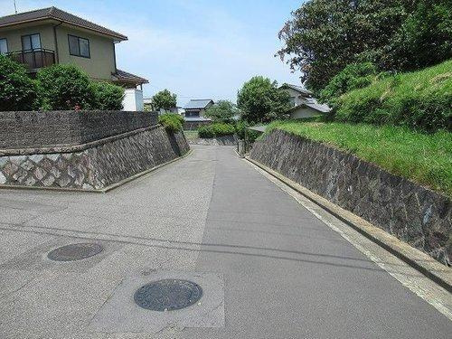 光洋台土地の前面道路含む現地写真|南東側より北西方向に撮影した前面道路写真です。
