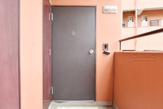 【その他共用部分】 | 皆様をお迎えする、お部屋の玄関ドア。開けやすさや開放角度、ドアノブの操作しやすさや鍵の形状などを、現地で一度ご確認ください。～即日のご見学可能～　お問合せはお気軽にどうぞ。