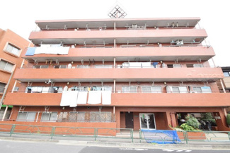 【外観】 | 私たち不動産業スタッフは、よく「いい面構えの建物です」「雰囲気ありますねえ」という言葉を使いますが、当マンションもまさにそのような姿で佇んでいます。～即日のご見学可能～　お問合せはお気軽にどうぞ。