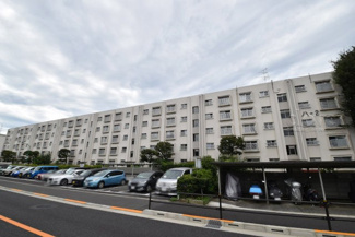 【外観】 | 青空によく映える建物です。手入れの行き届いた外壁やマンション正面エントランスなど、綺麗な姿をぜひ一度、現地にてご覧ください。～即日のご見学可能～　お問合せはお気軽にどうぞ。
