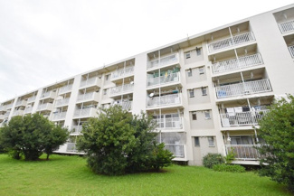 【外観】 | 私たち不動産業スタッフは、よく「いい面構えの建物です」「雰囲気ありますねえ」という言葉を使いますが、当マンションもまさにそのような姿で佇んでいます。～即日のご見学可能～　お問合せはお気軽にどうぞ。
